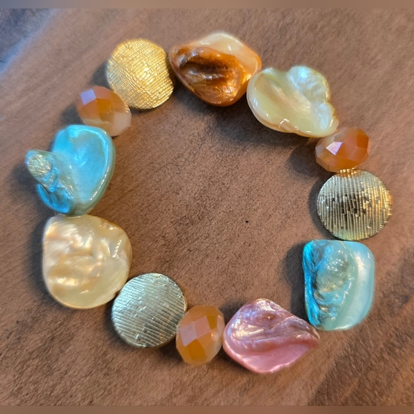 MOTHER OF PEARL BRACELET Jewelry - MOTHER OF PEARL MULTICOLOR BRACELET WITH GOLD AND GLASS BEAD ACCENTS Fits most